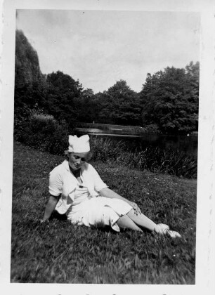 Hildegard Ostkamp-Blumer (1909-2001; Sopranistin), Ehefrau des Komponisten Theodor Blumer (1881-1964). Fotografie im Freien, Leipzig 1937