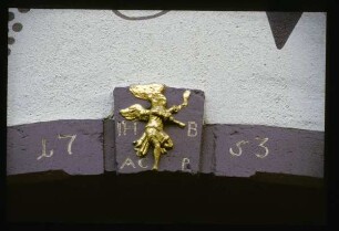 Wappen über Torbogen
