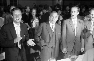 9. Tagung 1959 Physiker; Studentenabend Stadthalle Lindau: Otto Hahn in geselliger Runde