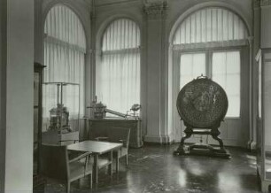 Ausstellungsraum, Innenansicht mit Weltzeituhr von Gärtner, Luftpumpe von Leupold und Astronomisch (geographischer) Uhr : Technikgeschichte | Grundlagen der Technik, Wissenschaft und Kultur | Geräte, Werkzeuge | Wissenschaftliche Instrumente