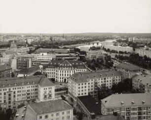 Blick vom Rathausturm über Wohn- und Geschäftshäuser Gewandhausstraße/Wilsdruffer Straße, im Mittelgrund Landhaus (Stadtmuseum)