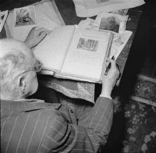 Marburg. Der Maler Prof. Ernst Vollbehr (1876-1960) mit seinen Reiseaufzeichnungen