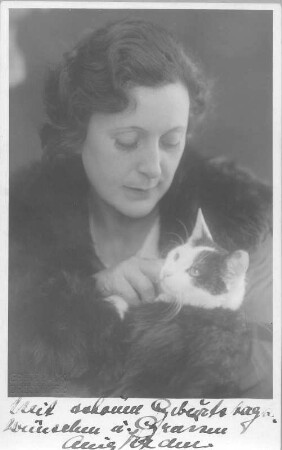 Porträt Alice Verden mit Katze. Fotografie (Weltpostkarte mit Autograph) von Grete Back, Dresden