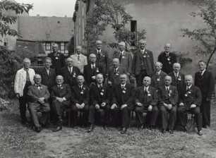Gruppenbild zur Goldenen Konfirmation. Die Herren