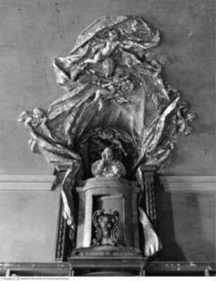 Büste von Papst Clemens X. mit einen Vorhang haltenden Engel, einer mit den Papstinsignien