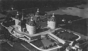 Moritzburg. Schloss Moritzburg (1723-1733; M. D. Pöppelmann). Luftbild-Schrägaufnahme von Südwest