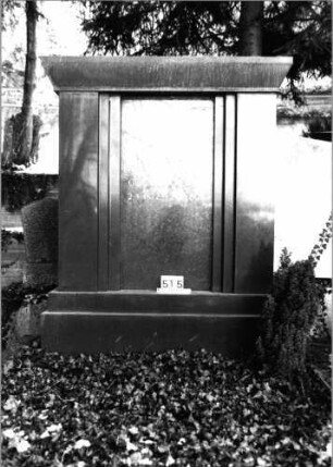 Grabstein 515 (Index: 100092208) Material: Granit Zustand: gut Maße HxBxT: 195x160x34 cm Beschreibung: breite Stele mit Abdeckplatte, getreppter Sockel, vertiefte Schriftplatte: Grabstein 515