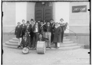 Fasnacht Laiz 1929; Musikkapelle vor dem Eingang zur Hohenzollerischen Landesbank Sigmaringen