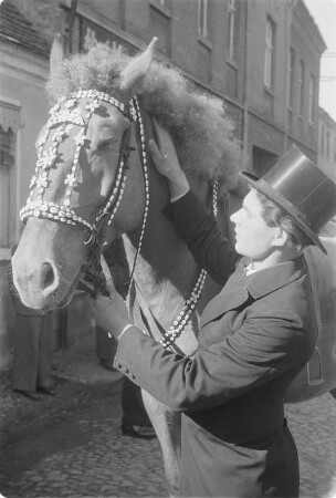Osterreiter in Wittichenau. Kopfputz eines Osterpferdes. : Křižer w Kulowje. Wupyšena hłowa jutrowneho konja.