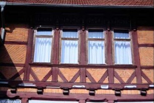 Haus wie vorige Bilder, Reihe mit vier Fenstern