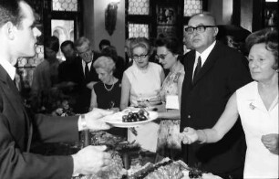 Freiburg: Kaufhaus; Empfang des italienischen Konsuls Mario Carfi zum Nationalfeiertag; Gäste am Buffet
