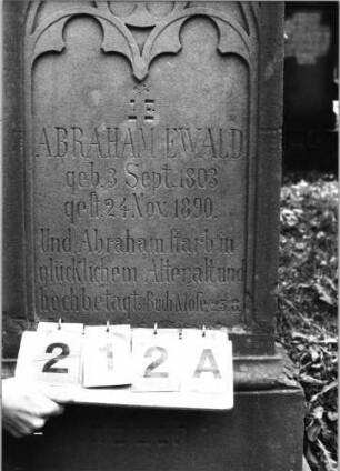 Grabstein 212 (Index: 99790317) Maße HxBxT: 147x52x18 cm: Grabstein 212A