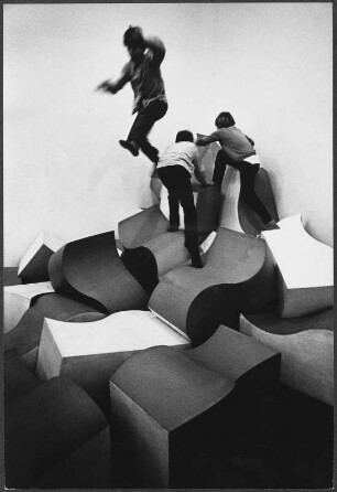 Spielende Kinder im Stedelijk Museum Amsterdam
