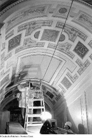 Opernhaus. Wiederherstellen der dekorativen Deckenmalereien (in einem Treppenaufgang zu den Rängen ?)