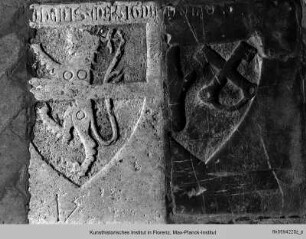 Zwei Wappen auf einer Grabplatte