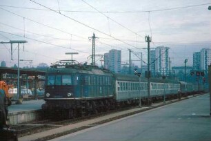 Stuttgart Hbf. Gleis 2 Lok 118 012 Eilzug AA-S Bnb-Wagen
