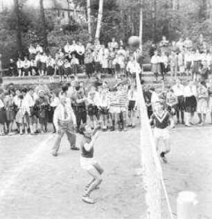 W. Ulbricht spielt mit Pionieren der Pionierrepublik "Wilhelm Pieck" am Werbellinsee Volleyball