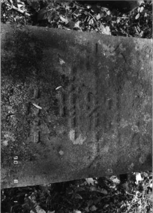 Grabstein 465 (Index: 99791177) Zustand: verwittert Maße HxBxT: 91x48xo.A. cm: Grabstein 465A