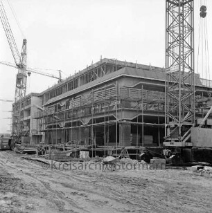 Seniorenwohnanlage Rosenhof I: Hoisdorfer Landstraße: Gebäudekomplex im Bau mit Gerüsten: in der Mitte Hauptgebäude für Gemeinschaftseinrichtungen: dahinter Appartmenthäuser: davor unbefestigtes Gelände und Baumaterial: vorn rechts und hinten links Baukräne