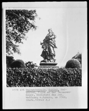 Figur an der Terrassenmauer