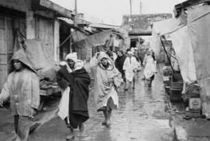 Reisefotos Algerien. Algier. Straße mit Läden und Passanten in der Altstadt