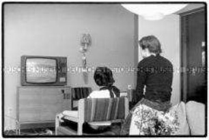 Zwei Jugendliche sitzen vor dem Fernseher (Altersgruppe 14-17)
