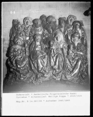 Relief eines Altares mit der heiligen Sippe