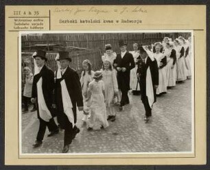 Sorbische katholische Hochzeit in Radibor. Hochzeitszug nach der Trauung. : Serbski katolski kwas w Radworju. Kwasny ćah ducy z wěrowanja Klimanec z Radworja.