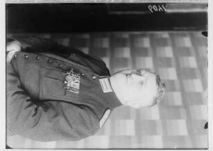 Mann in Uniform mit Orden dekoriert