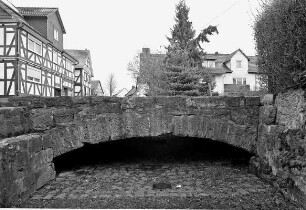 Brücke und Mühlgraben (Brücke); Kaufungen, Mühlgraben (vor Mittelstraße 5)