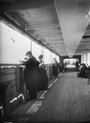 Reisende auf Deck eines Schiffes
