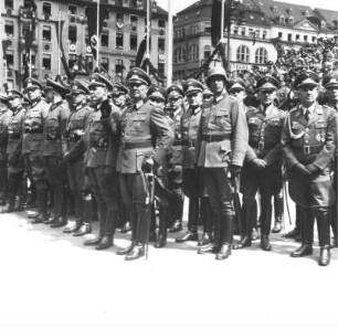 Dresden, Altmarkt, an der Ehrentribüne. Einzug der 4. Division in Dresden, 9. August 1940