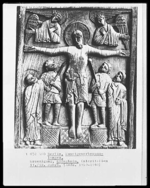 Kreuzigung Christi mit Longinus und Stephaton sowie Engeln und zwei weiteren Personen