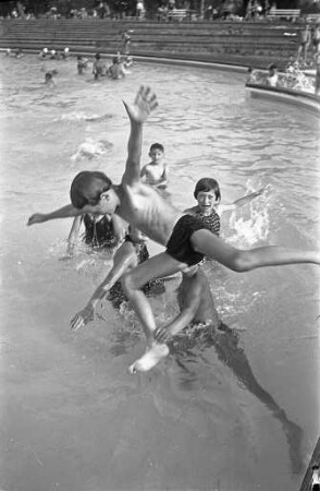 Badespaß in einem Karlsruher Freibad.