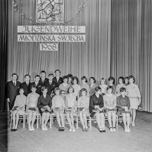 Jugendweihe sorbische Oberschule : Bautzen. Jugendweihe von Schülern der sorbischen Oberschule. Feierstunde im Saal des Hotel "Stadt Bautzen". Gruppenbild