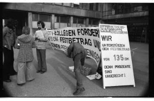 Kleinbildnegativ: ÖTV-Betriebsgruppe vor dem Rathaus, Yorckstraße, 1976