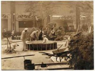 Ausstellungsgarten Deutsche Gartenbau-Ausstellung 1933, Berlin: Innenansicht Ausstellungshalle im Aufbau