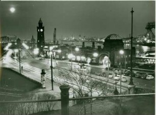 Hamburg-St. Pauli. Ansicht der Landungsbrücken bei Nacht. Aufgenommen 1957