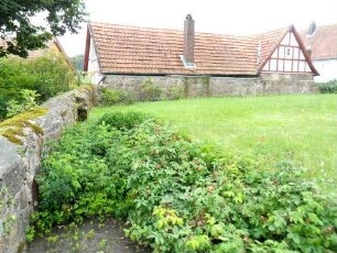 Kämmerzell - Kirchhof im Nordwesten mit Kirchhofmauer im Verlauf