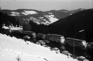Feldberg: Parkplatz von der Kirche aus; mit Bussen