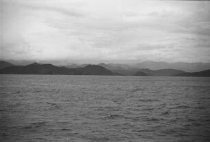 Sumatra-Westküste zwischen Indrapura und Padang : Blick vom Meer auf eine Küstenlandschaft