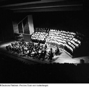 Neuer Chor Dresden, Kinder- und Jugendchor sowie Knabenchor Dresden unter Chorleiter Manfred Winter. Konzert mit dem Staatlichen Sinfonieorchester Pirna im Kulturpalast Dresden (Moderatorin Traute Richter), 25.05.1975