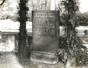 Grabstein für Paul Ferdinand Wiesand : Grabstein für Paul Ferdinand Wiesand. Sandstein (ab 1947). Dresden-Neustadt, Nordfriedhof (Garnisonsfriedhof)
