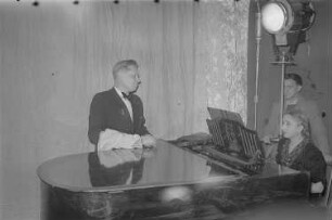 Szenenbilder aus einem Puppentheaterstück, aufgeführt in einem Gastspiel des Staatlichen zentralen Puppentheaters Moskau in Berlin : Puppenspieler Sergej Obraszow (links)