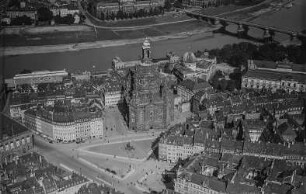 Dresden: Neumarkt mit Frauenkirche von Südwesten gegen Neustädter Elbufer. Luftbild-Schrägaufnahme
