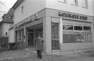 Neueröffnung einer Imbißstube der Brauerei Moninger in der Moltkestraße 79a/Ecke Blücherstraße.