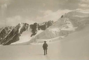 Österreich. Ötztaler Alpen. Bergsteiger, auf Eisbruch an der Wildspitze blickend