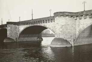Dresden-Altstadt. Augustusbrücke (1907/1910; W. Kreis, H. Klette). Blick vom Altstädter Ufer über die Elbe (stromabwärtige Seite)