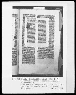 Johannes Andreae, Apparatus super Clementinas — Textseite mit zwei Spalten und rechteckiger Aussparung; Zwei Initialen E(x gravi), Folio 48recto