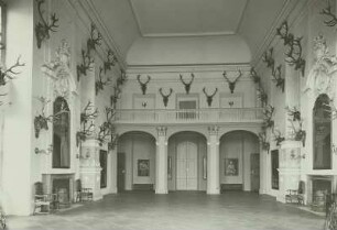 Moritzburg. Schloss Moritzburg (1723/1733 Umbau; M. D. Pöppelmann). Großer Speisesaal mit Geweihsammlung. Blick gegen Empore